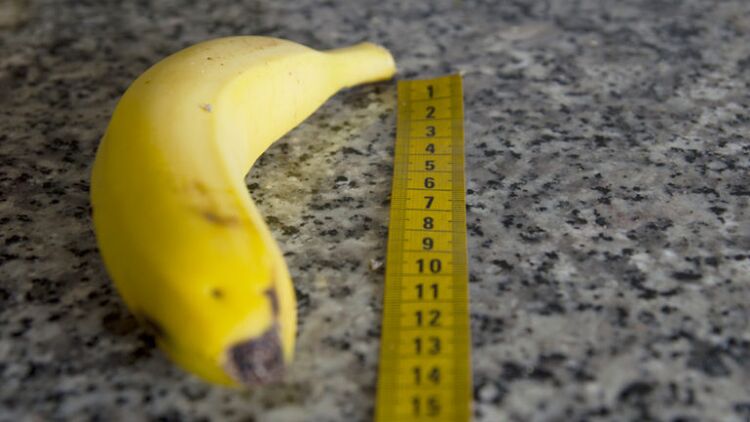 penismeting na eikelvergroting aan de hand van het voorbeeld van een banaan
