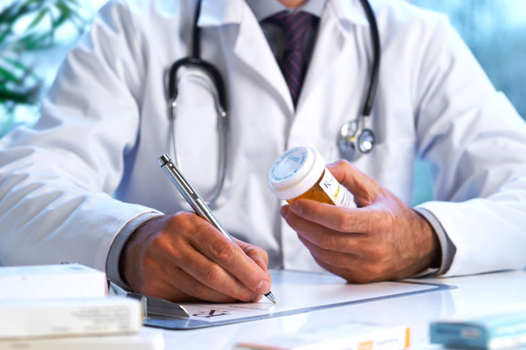 De arts schrijft medicijnen voor na een penisvergrotingsoperatie
